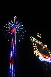 Jules Verne Tower bei Nacht auf dem Oktoberfest 2017 (&copy;Fot: Martin Schmitz)